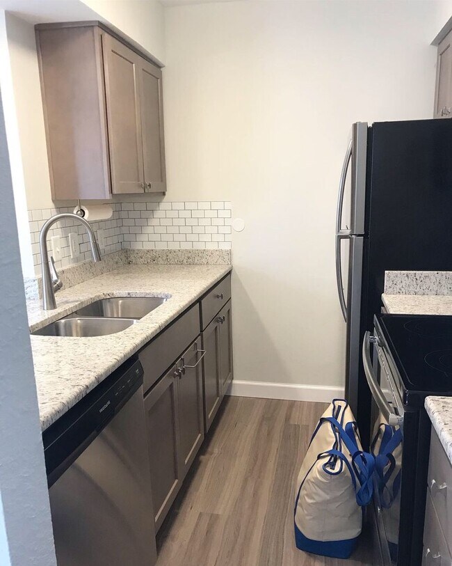 Building Photo - 2BD/1.5BA Townhouse located on the Germant...