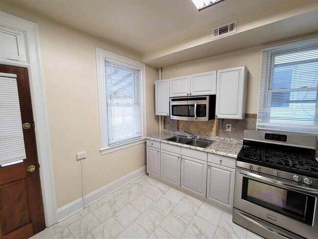 Foto del edificio - 3715 Wilkens Ave