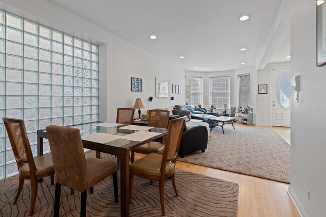 Foto del edificio - 2715 N Marshfield Ave