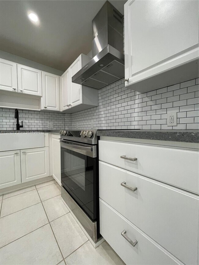 Building Photo - 4200 Hillcrest Dr