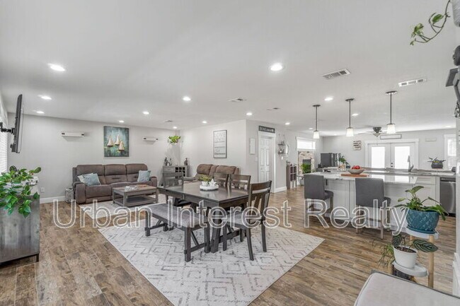 Building Photo - 708 Marcia Cir