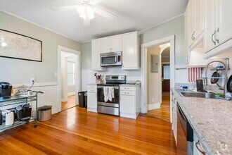 Building Photo - 8 Hallet St