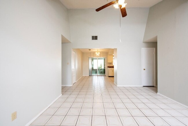 Foto del edificio - Cute 4/2 House In Buenaventura Lakes for Rent