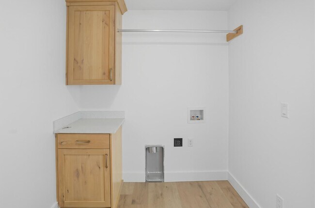 Building Photo - 225 265