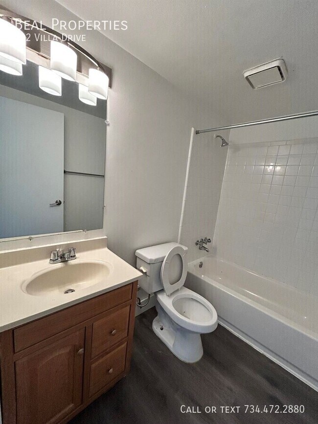 Building Photo - 542 Villa Dr
