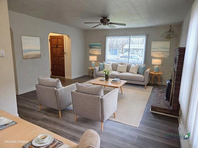 Foto del edificio - Charming three bedroom/one bath Medford Home | Available Now!