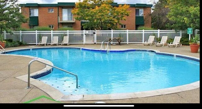 Building Photo - 1924 Axtell Dr