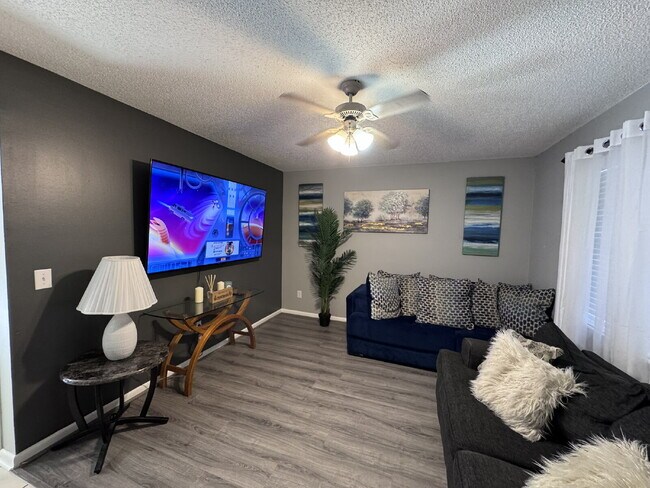 Building Photo - Modern Townhome in Central Orange Park – Q...