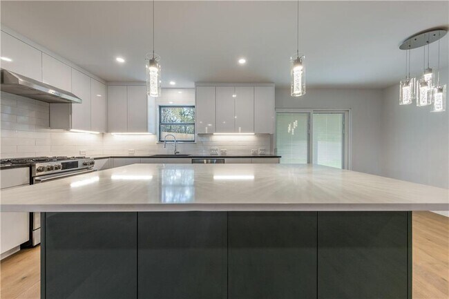 Foto del edificio - 5104 Woodmoor Dr