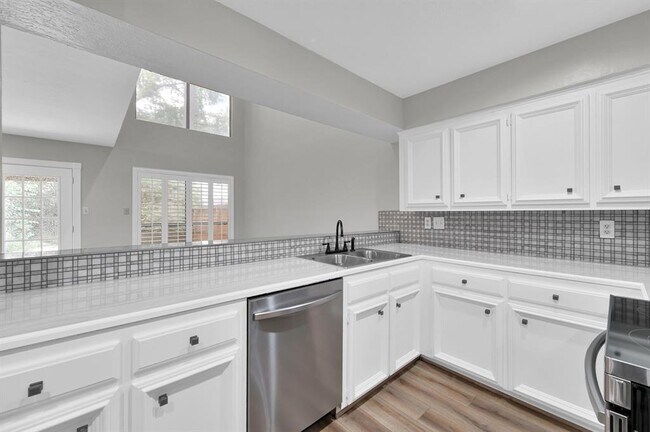 Foto del edificio - 3843 Knollcrest Dr