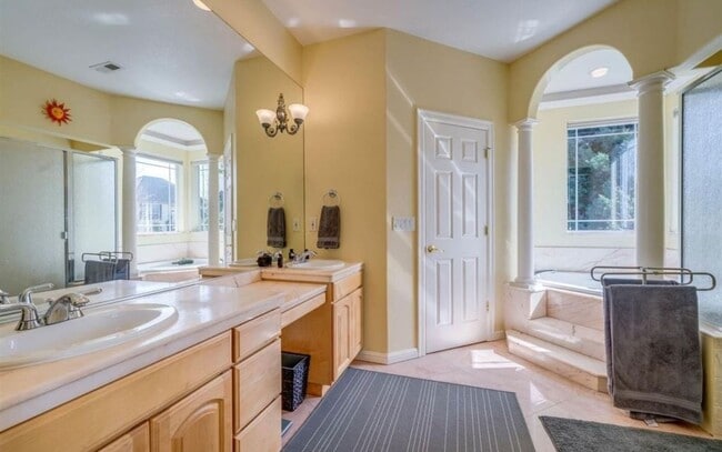 Building Photo - Spacious 4BR House in Portland