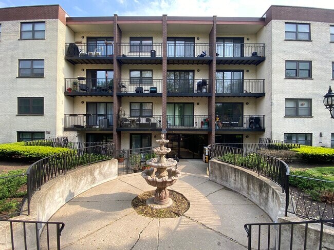 Building Photo - 1629 W Sherwin Ave