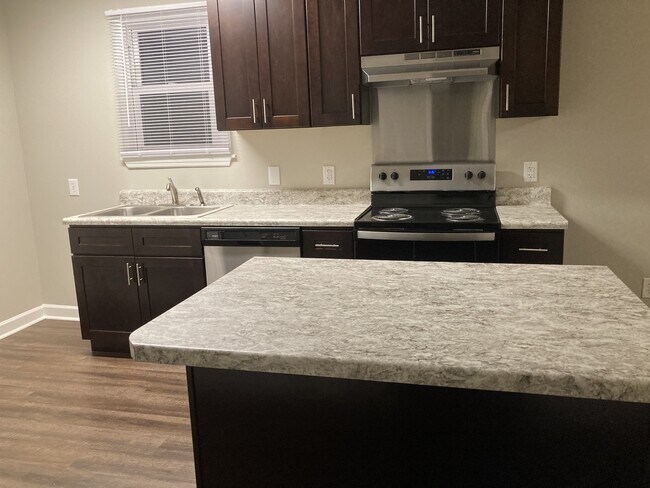 Foto del edificio - 12 Fairway Dr