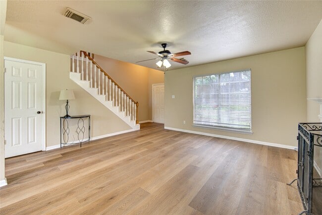 Building Photo - 138 W New Meadows Dr