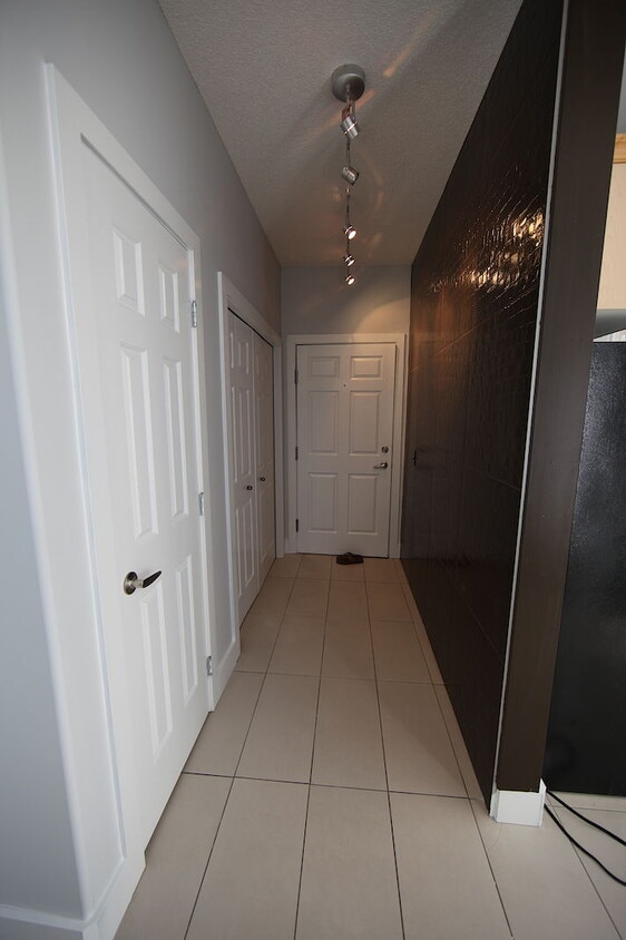 Photo principale - Stanley Park/Elboya - 2 Bdrm/2 Bath, 2 Lev...