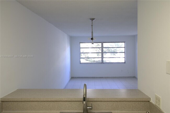 Building Photo - 1225 NE 124th St