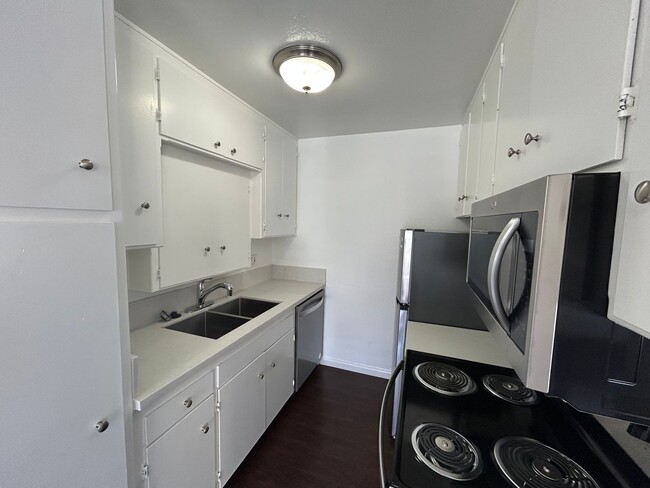 Foto del edificio - First Floor 2 Bedroom, 2 Bathroom on Sapphire with Parking