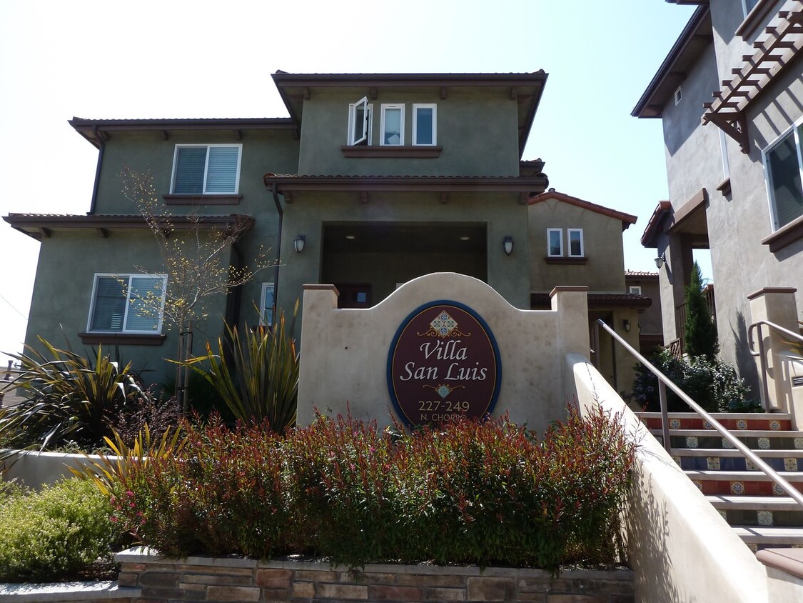 Foto principal - 4 bedroom 3 bathroom Condo Near Cal Poly