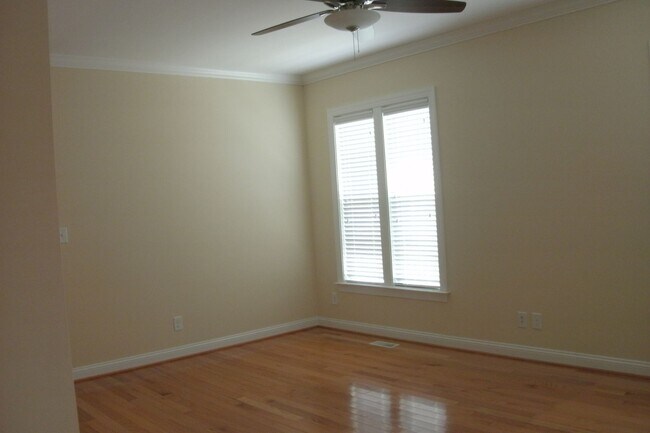 Foto del edificio - Freshly Painted Large Townhome