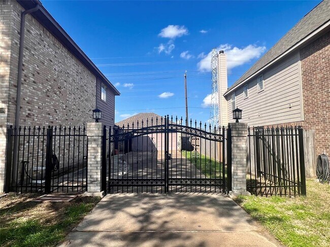 Foto del edificio - 14318 Strutton Dr