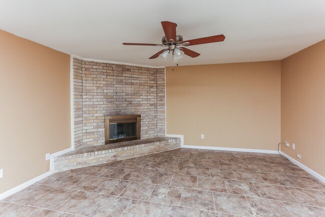 Building Photo - 1804 Primrose Ln