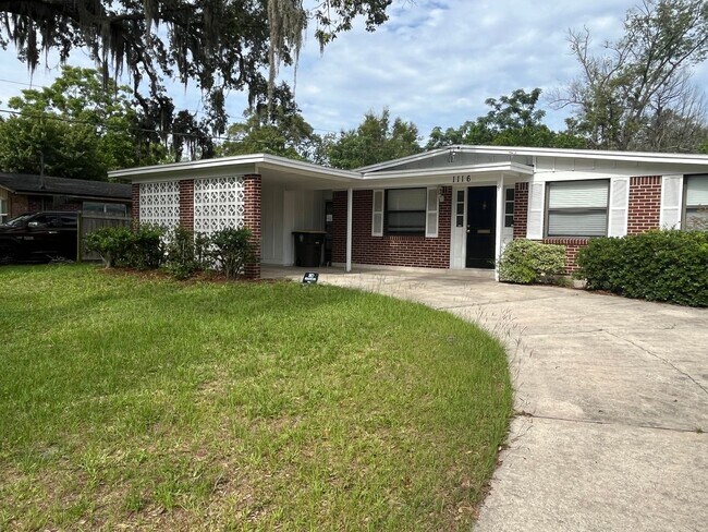 Building Photo - Beautiful 3 Bedroom 2 Bath Brick Home Located In Quiet Crystal Springs