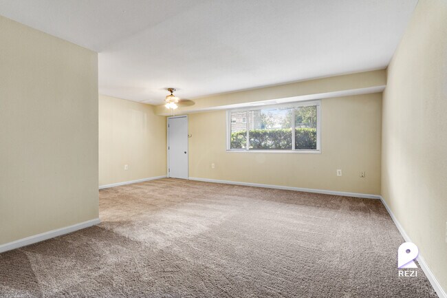 Building Photo - 6455 Hil-Mar Dr