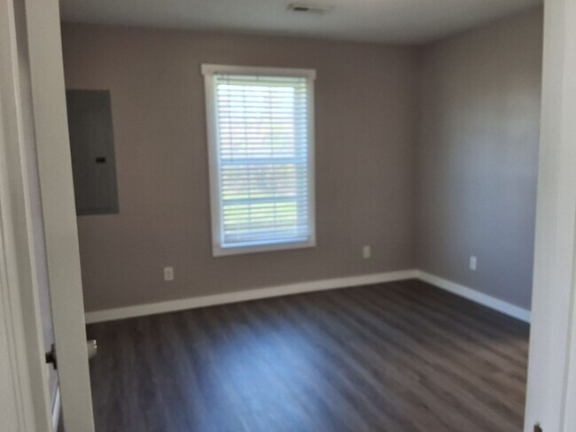 Building Photo - Charming 2- bedroom, 1.5 Bathroom Duplex