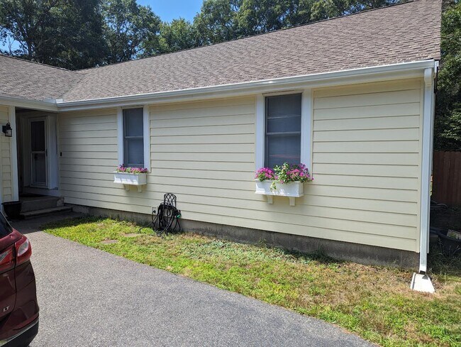 Building Photo - 16 Evergreen Dr