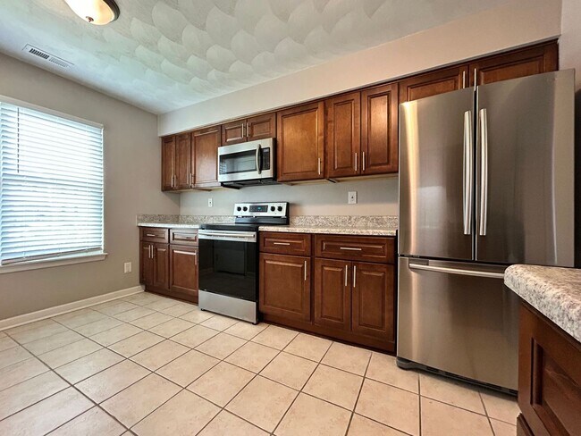 Building Photo - Renovated End-Unit Townhome in Virginia Beach