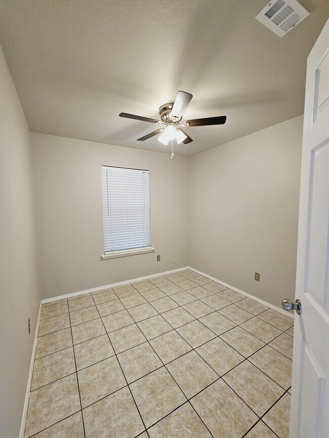 Building Photo - 100 Briarwood Ct