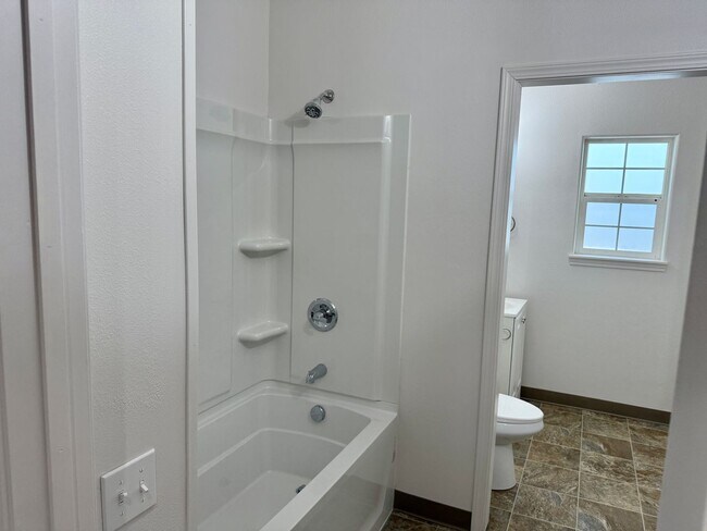 Foto del edificio - Amazing Remodel-5 Bed 3 bath duplex unit