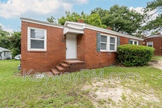 Building Photo - 3137 Lake Forest Dr