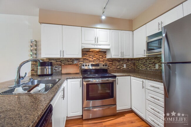 Building Photo - 2 - Bed + 2 - Bath Condo for Rent in Surrey!