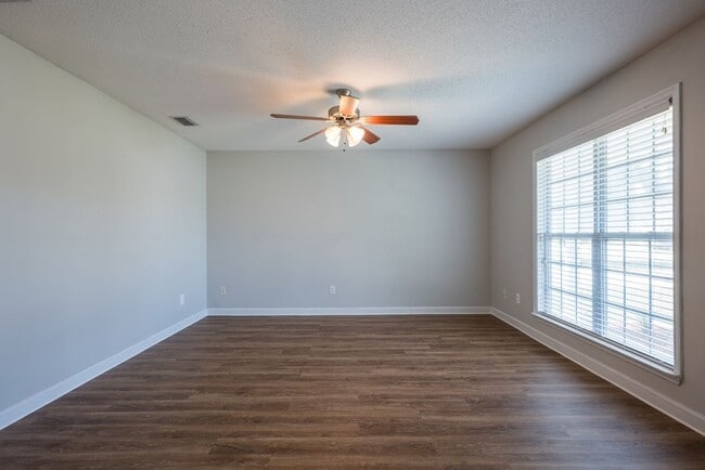 Building Photo - 3 Bedroom/2 Bath home in Mulberry Place Su...