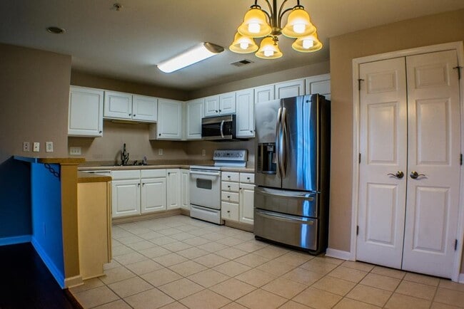 Building Photo - 6981 Hanesbrook Cir