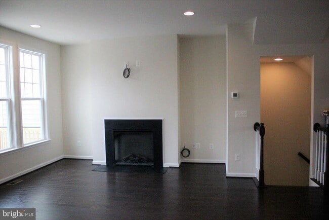 Building Photo - 117 Sequoia Dr