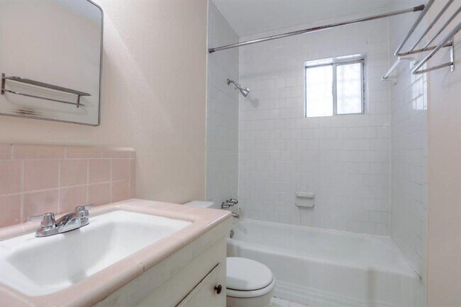 Foto del edificio - 1521 Rutland St
