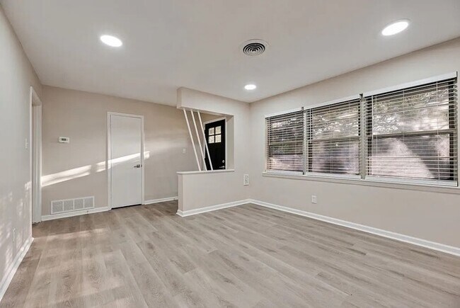 Foto del edificio - 5706 Rocky Ridge Rd