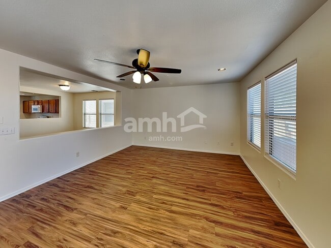 Foto del edificio - 8561 N 63rd Dr
