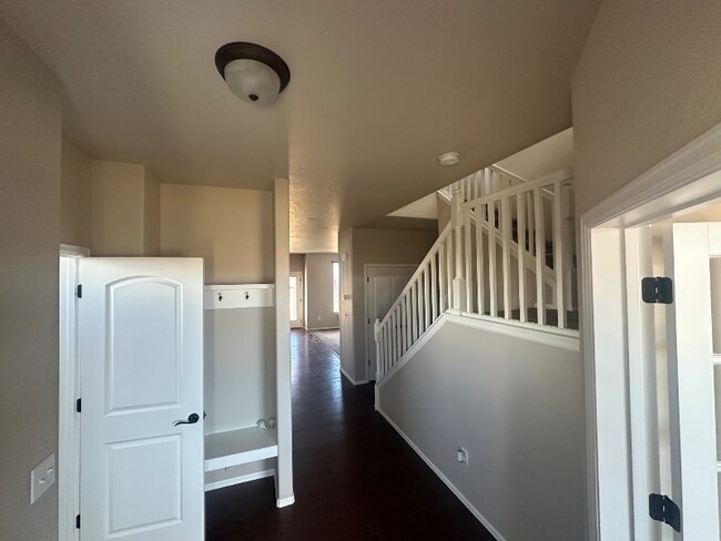 Foto del edificio - 2142 Falling Leaf Dr