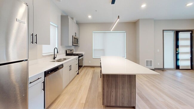 Building Photo - 6th St Triplex