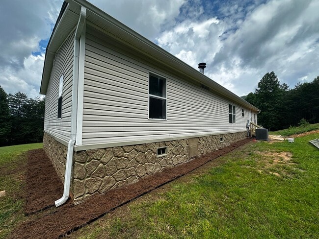 Building Photo - 15 Bonanza Ln