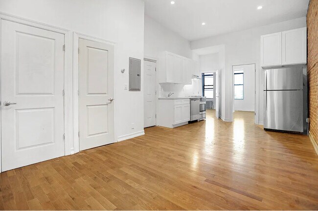 Building Photo - 151 Kingsland Ave