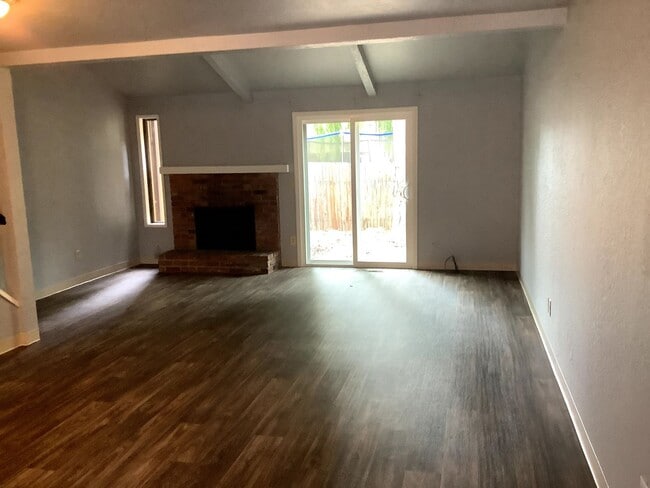 Building Photo - 2-Bedroom 1 1/2 bathroom townhouse in Springfield