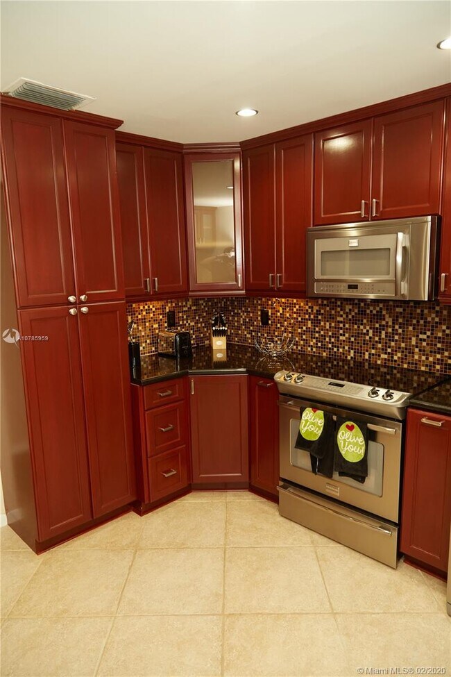 Building Photo - 2 Dogwood Cir
