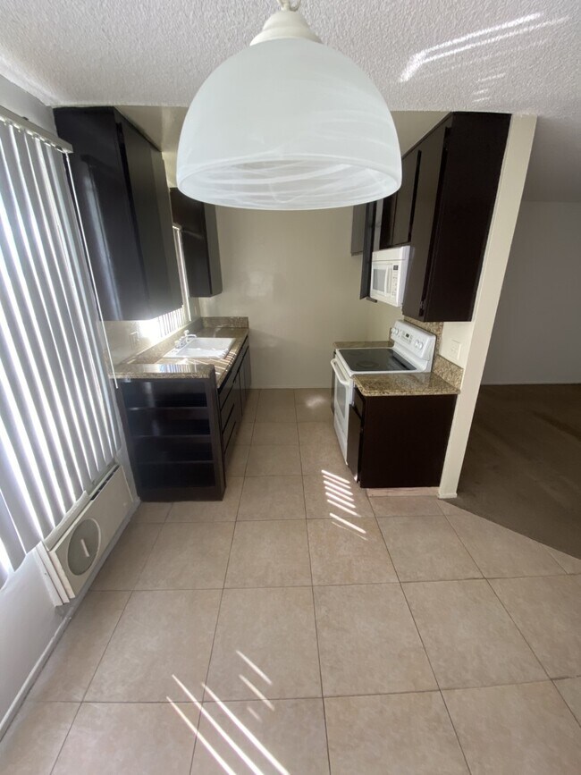 Dining Room / Kitchen - 811 Crenshaw Blvd