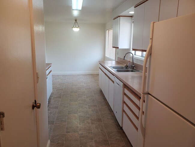 Building Photo - $2,595 - Comfortable Three Bedrooms, Two B...