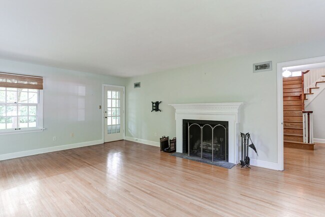 Foto del edificio - 4 bedroom, 2.5 bathroom home in Camp Hill