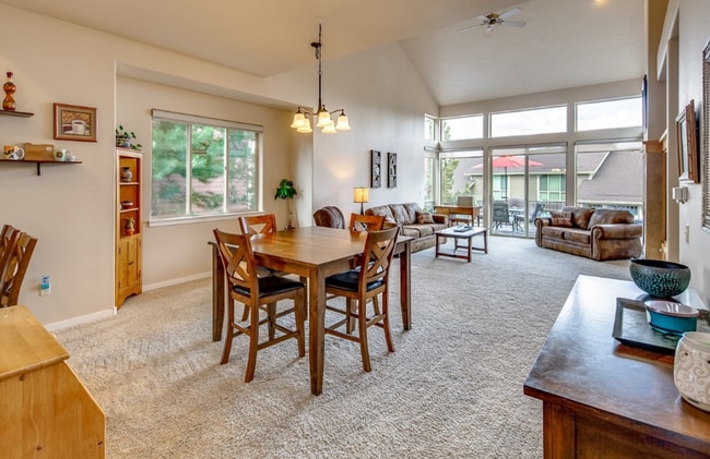 Building Photo - 2 Bed/2 Bath Single-Level Condo in Eagle C...